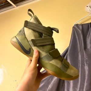 Lebron Soldier 11  sneaker men size 10 ON SALE🔥
